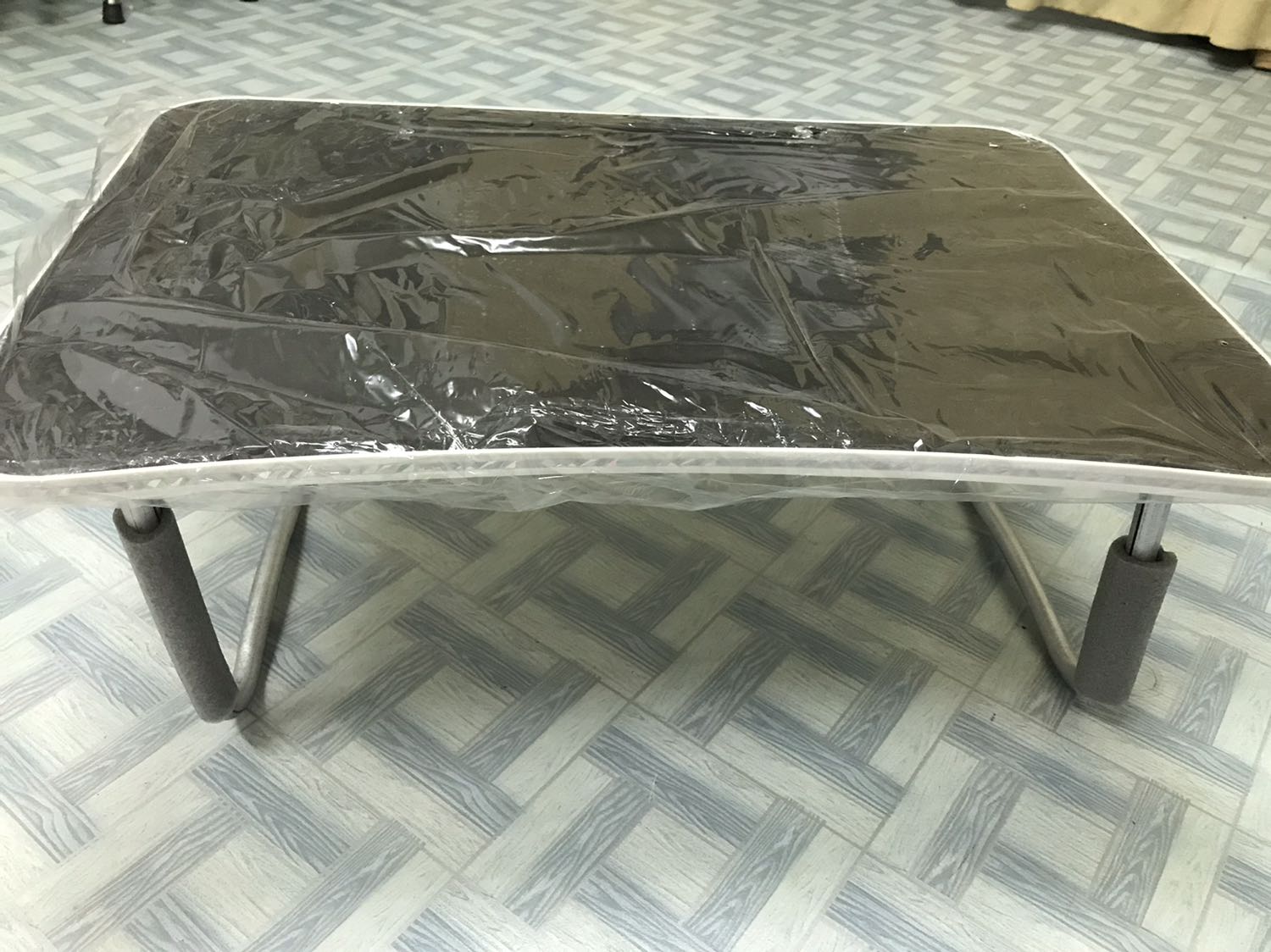 Chất lượng tạm. Chất gỗ và màu vân không như hình quảng cáo. Chân bàn có chất liệu nhôm mỏng, tệ, lỏng. Với bàn ghế thì chân quan trọng. Haiz, Không bik xài được bao lâu với cái chân bàn này.