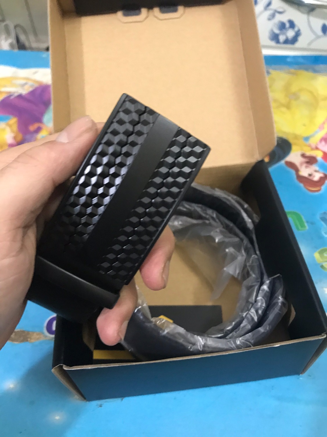 Sản phẩm ngoại quan tốt, khóa rất đẹp. Đúng 100% chính hãng, có phiếu bảo hành kèm theo. Có liên hệ *** để *** da -> sản phẩm da thật có mùi tóc cháy (cái này là để check kĩ vì có review ko tốt, cảm nhận ban đầu đã thấy ok). Tốc độ giao hàng của tiki thì không phải bàn. 5 sao cho tiki và NBH tốt!