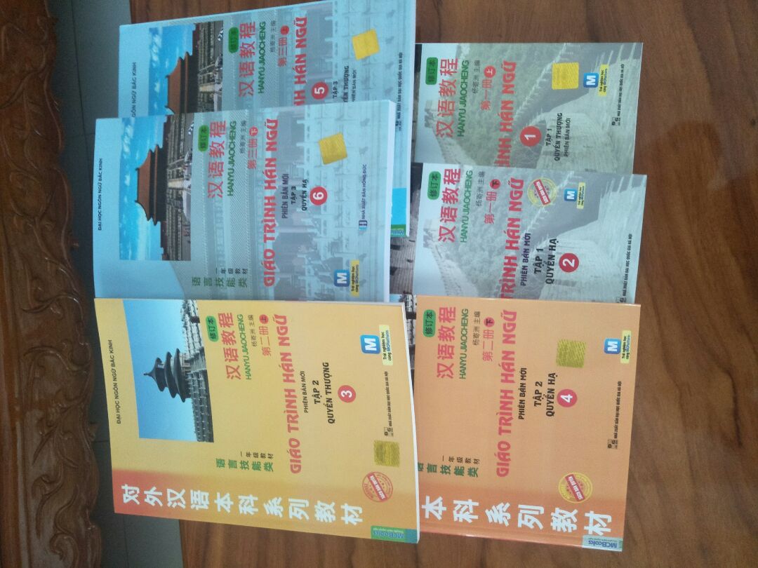 sản phẩm đẹp, giáo trình hay, tuy nhiên nhà xuất bản có một quyển không đúng nhưng trong giới thiệu, đóng gói đẹp cẩn thận, giao hàng thân thiện, gần gũi, đuang hẹn. tóm lại chỉ nhà xuất bản không đúng gây tí nghi ngờ sản phẩm. còn lại ổn