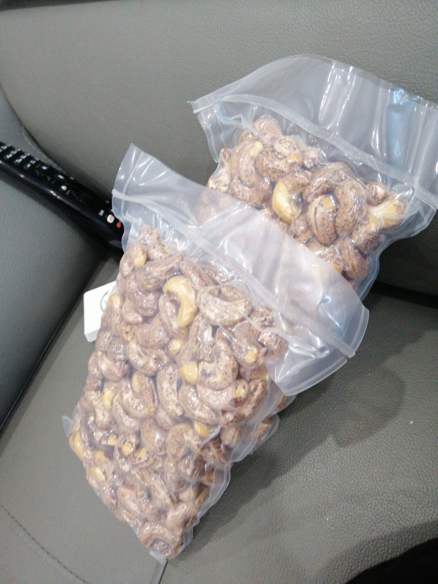 Hạt điều ngon. Đóng gói hơi thủ công. Cảm giác ko chuyên nghiệp lắm.
Ko thấy có thố thủy tinh kmai đi kèm. Hơi thất vọng vì ko có như hình quảng cáo.