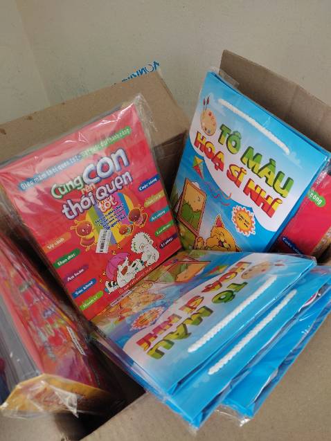 Tập tô màu giấy hơi mỏng, phù hợp với giá tiền