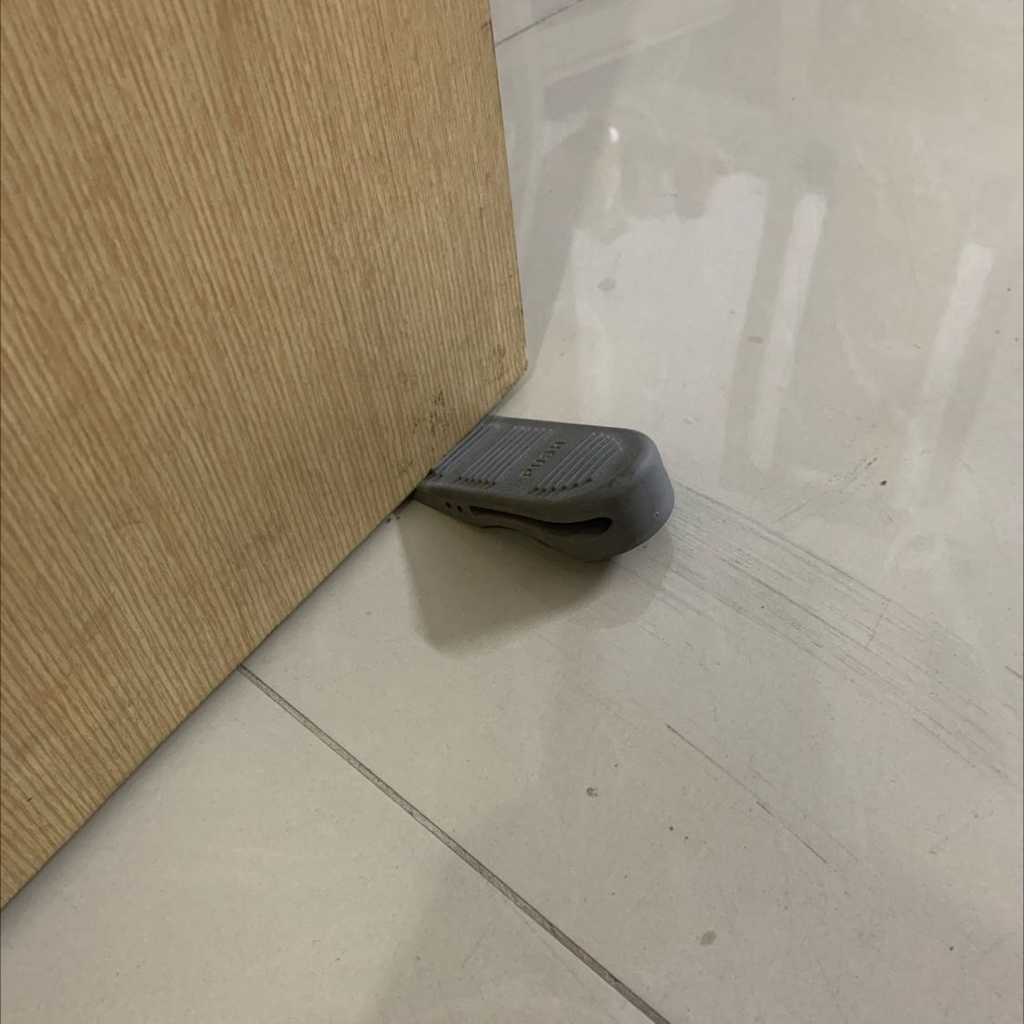 Thiết kế đẹp, màu sắc bắt mắt. Chất lượng tốt, giao hàng đúng hẹn. Đóng gói cẩn thận.