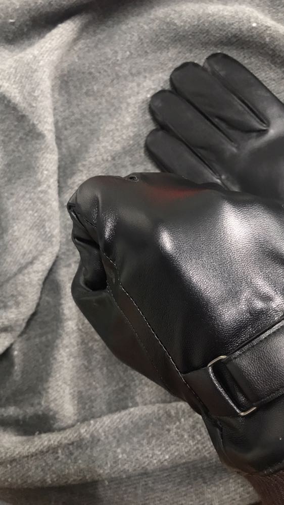 Găng tay da rất ấm áp. Lần đầu tiên mua hàng trên tiki thấy sản phẩm rất chất lượng nên viết nhận xét để mọi người tham khảo. Da rất mềm, bên trong có lớp lông ấm áp. Trời hà nội năm nay lạnh khô đeo quá là ấm luôn. Nhưng kẻ cả mưa thì cũng chỉ cần lau qua đi là ok rồi. Không lo ươt như găng tay vải. Cảm ứng điện thoại thì cứ gọi là trơn nuột. Sản phẩm tốt. Xứng đáng 5 sao.