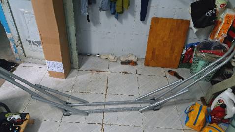 Cũng chắc chắn, phụ kiện đầy đủ, tặng 10 móc áo cũng ok