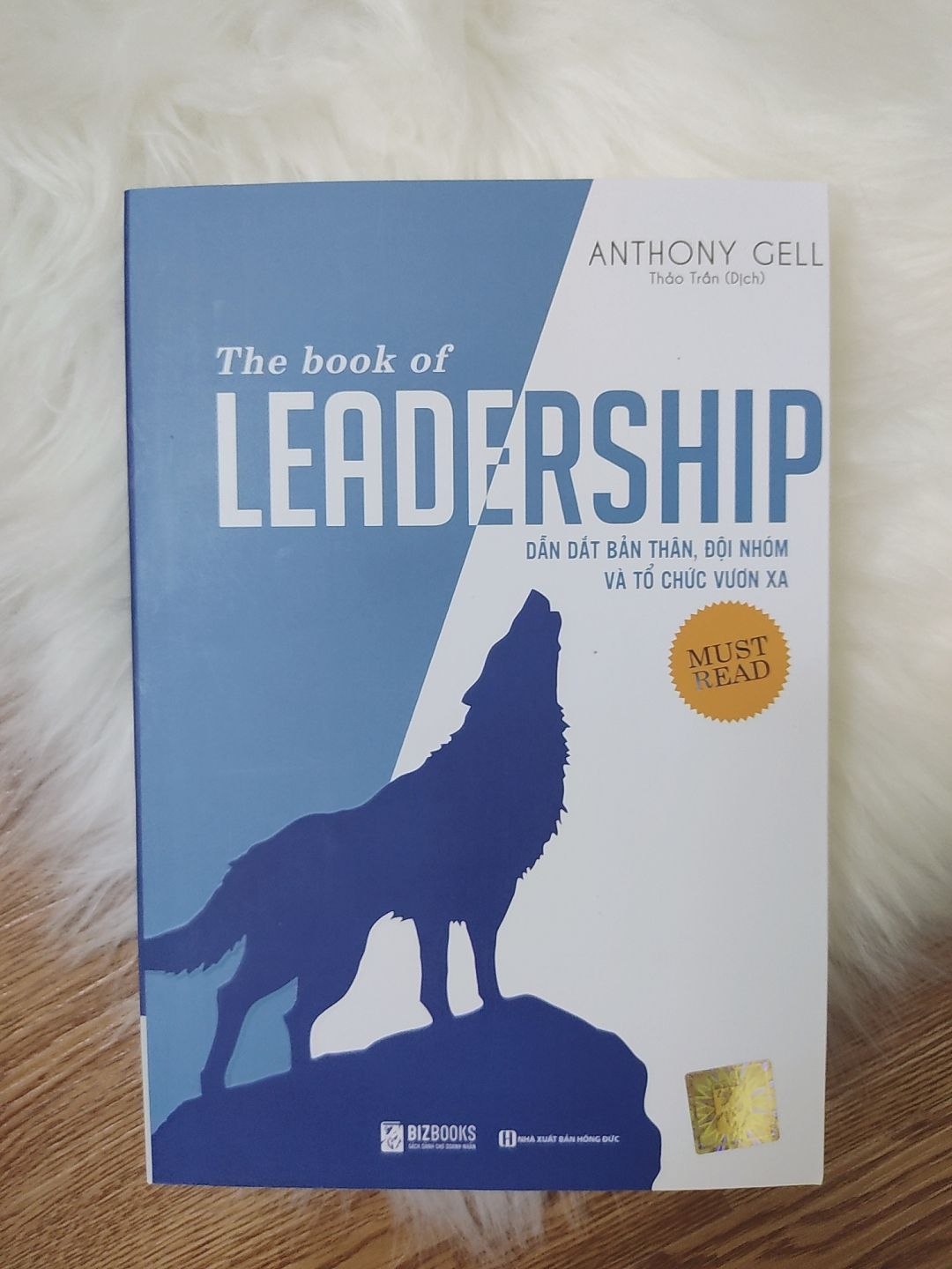 Đây là lần đầu tiên mình mua sách trên tiki. Đọc review có nhiều người bảo sách bẩn, chất lượng không tốt nên cũng hơi quan ngại nhưng vì đợt 14/10 giảm giá nhiều quá nên mình bấm bụng mua luôn :p Cảm nhận của mình sau khi mua hàng ở tiki là giao hàng nhanh chóng, mới đặt hôm qua hôm nay có trong khi dự kiến là 2 ngày nữa. Về chất lượng sách, phải nói mình là người khá kỹ tính khi mua sách nhưng những cuốn sách mình nhận đợt này (mình mua hơn chục cuốn) không có gì để chê. Sách đẹp, thẳng thớm, không bụi đáng kể, không quăn góc và một số cuốn vẫn còn trong bọc. Tuy cuốn này bị lỗi dính trang nhưng không sao, những cuốn sách trong nhà sách đôi khi cũng mắc lỗi này mà. Nói chung là sách đợt này mình  ưng lắm. Mong tiki đừng sale nữa!! ?