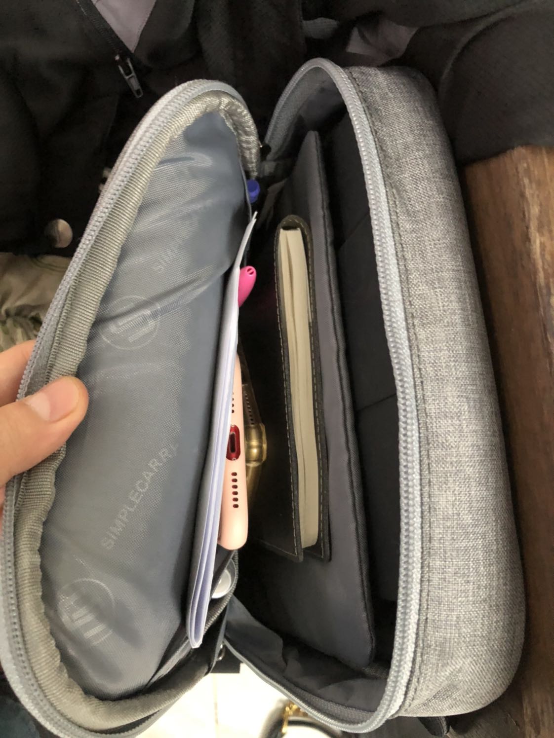 Hàng tốt trong tầm giá, ngăn ngoài cùng đúng là hơi dùn nhưng khi nhét đồ vào căng lên là vừa, có lẽ hàng giá trung trung nên không dừng vài tốt được. Các ngăn rất tiện lợi và vừa đủ cho tab + các thứ khác. Nếu hãng Simple Carry làm ra các túi thế này với chất lượng cao hơn, đường may đẹp và kỹ lưỡng hơn ở tầm 4*** thì mình vẫn sẵn sàng mua. Hàng tốt trong tầm giá, ngăn ngoài cùng đúng là hơi dùn nhưng khi nhét đồ vào căng lên là vừa, có lẽ hàng giá trung trung nên không dừng vài tốt được. Các ngăn rất tiện lợi và vừa đủ cho tab + các thứ khác. Nếu hãng Simple Carry làm ra các túi thế này với chất lượng cao hơn, đường may đẹp và kỹ lưỡng hơn ở tầm 4*** thì mình vẫn sẵn sàng mua.