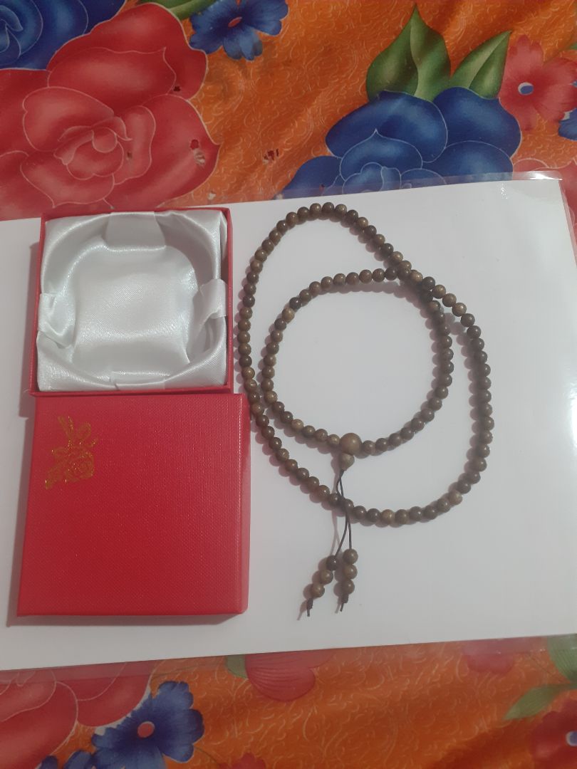 vòng tay thơm, đóng gói tốt, đẹp, nhưng mình thấy thắt dây hơi ẩu chút, nói chung tốt