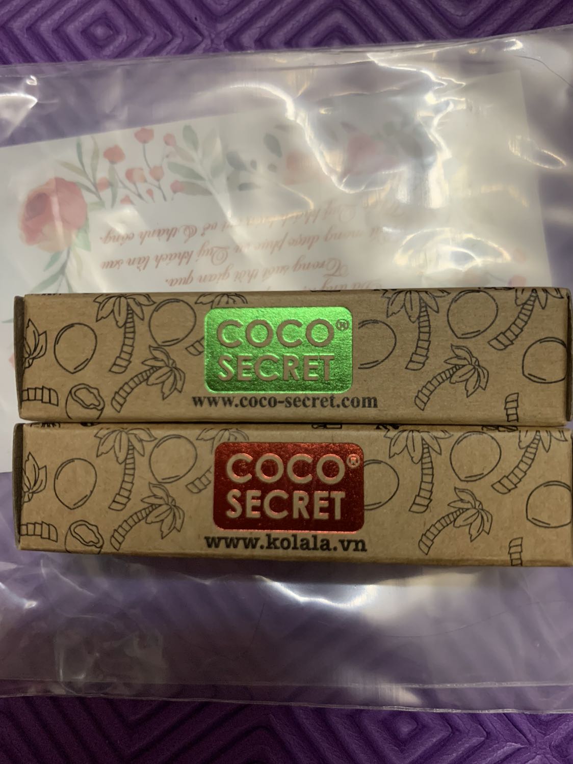 Mua 2 sản phẩm khác nhau nhưng trên hộp có cùng 1 mã vạch giống nhau, cùng công ty mà sao trên hộp in khác website, 1 hộp có QR code hộp thì không. Son gấc mà thành phần không thấy có nội dung thể hiện có thành phần gấc bao nhiêu %. Cảm giác 2 hộp thì có 1 hộp như hàng nhái vậy. Shop nên kiểm tra lại bao bì nhãn của sản phẩm khi bán cho KH. 
Điểm cộng là shop có đính kèm giấy hướng dẫn chăm sóc sức khoẻ, điều đó thật tuyệt vời