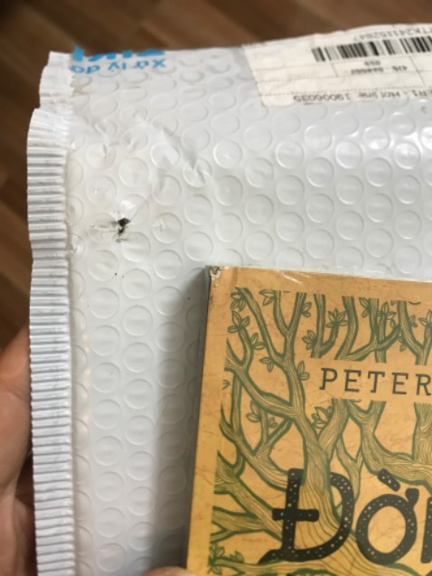 Sách ko đk đóng trong hộp carton như bthg nên đã bị xước phần góc, mong shop rút kn. Vì là sách mua tặng nên mình ko hài lòng lắm.