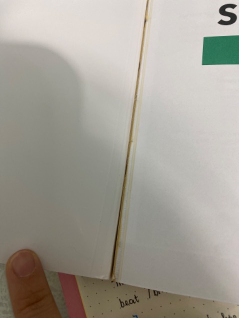 Vừa mở sách ra là bị rách phần bìa