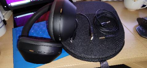 Chất lượng âm thanh ok, loại bỏ tiếng ồn tốt, đeo êm và ôm đầu. Pin thấy xài khá 'trâu', hàng Sony nên không thấy có hiện tượng bị tuột pin gì hết. Giá thì hơi cao, may mà hồi đó mua có tặng kèm máy xay cầm tay của L&L.