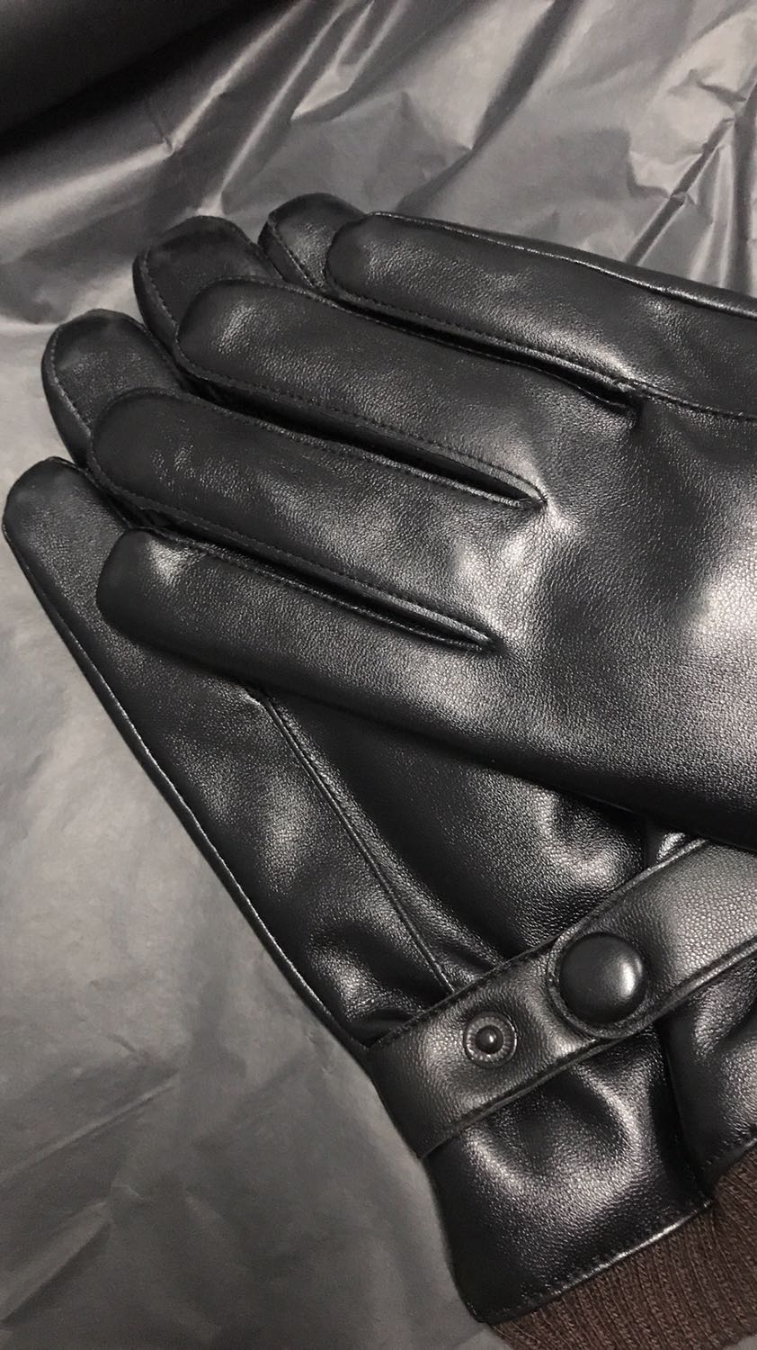 Găng tay mềm, co giãn tốt, đường may tỉ mỉ chắc chắn. Lớp da bóng đẹp mềm mại nữa. Lớp lót nỉ lông ở bên trong khi đeo cho cảm giác dễ vừa tay và dễ chịu. Shop giao hàng nhanh hai ngày là lấy được sản phẩm rồi. Uy tín, ủng hộ shop