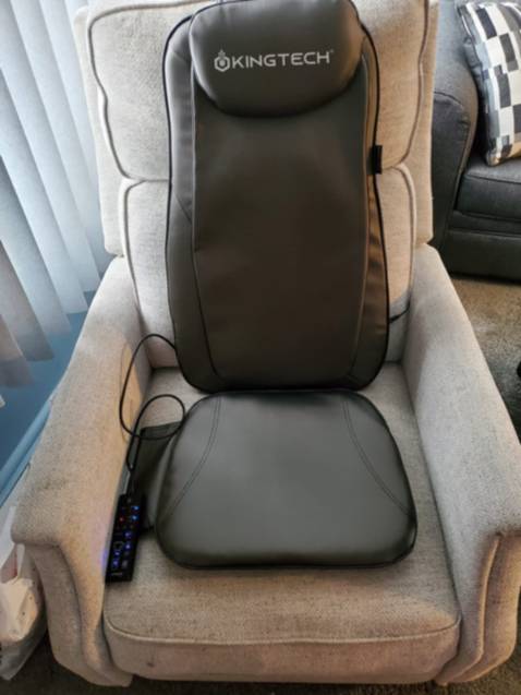 Giao hàng nhanh lắm, mình ở Hà Nội thì đặt hôm nay ngày kia đã nhận được hàng luôn, hộp đựng cái đệm thì được shop thiết kế riêng có đầy đủ thông số không như mấy shop khác lấy nguyên hộp từ nhà sản xuất TQ. Đệm thì da trơn mát, rất êm khi ngồi, chỉ may thì thấy gọn gàng, không biết có dễ bục hay không. Động cơ bên trong chạy êm mà rất mạnh, mình hơn 70 kg ngồi lên vẫn hoạt động tốt. Sau lưng đệm có dây để cố định lên ghế ngồi. Đánh giá là rất tốt!