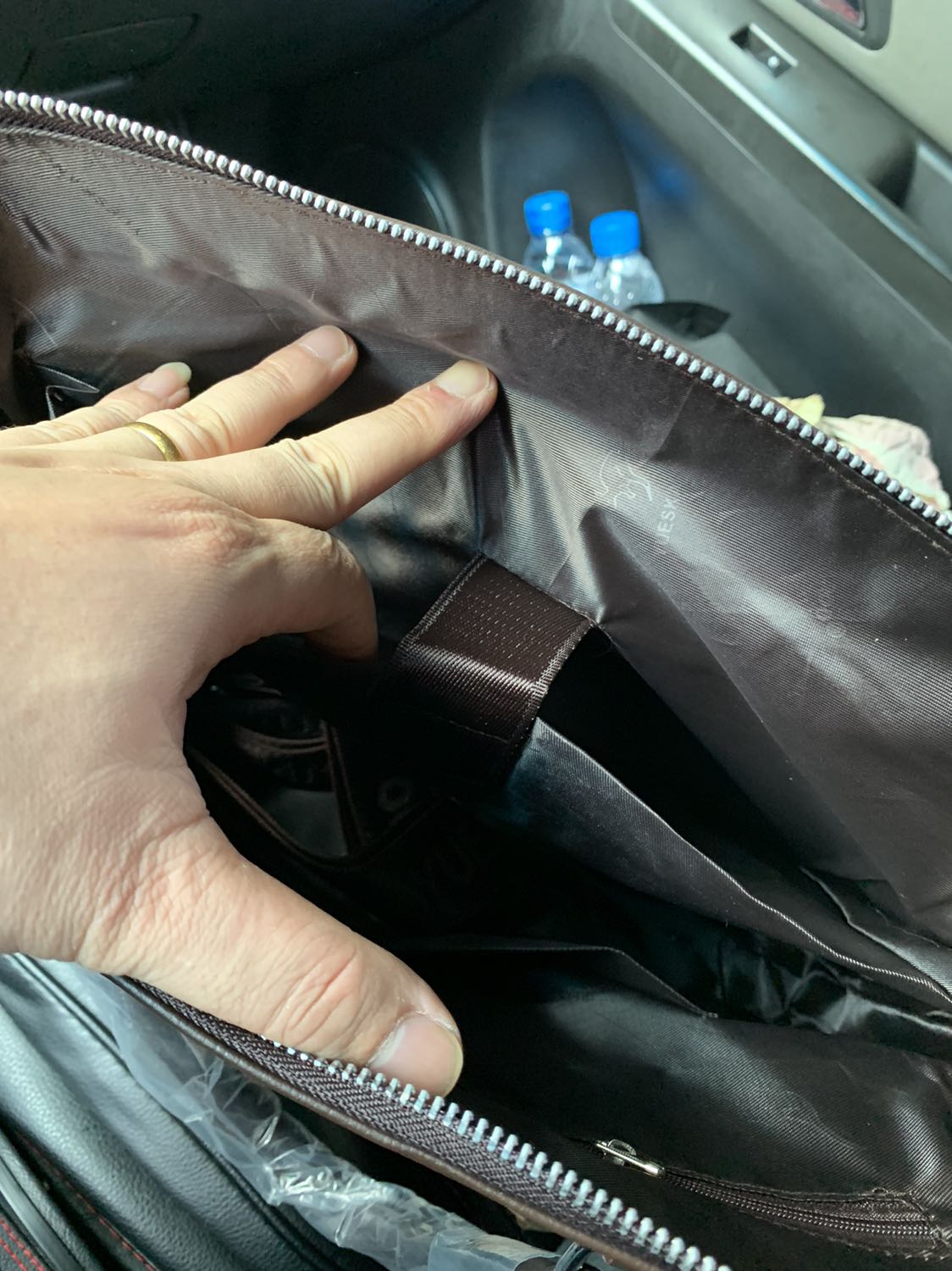 Cặp mềm, ko giống hình. Các bạn mua chú ý. Tiki giao hàng nhanh.