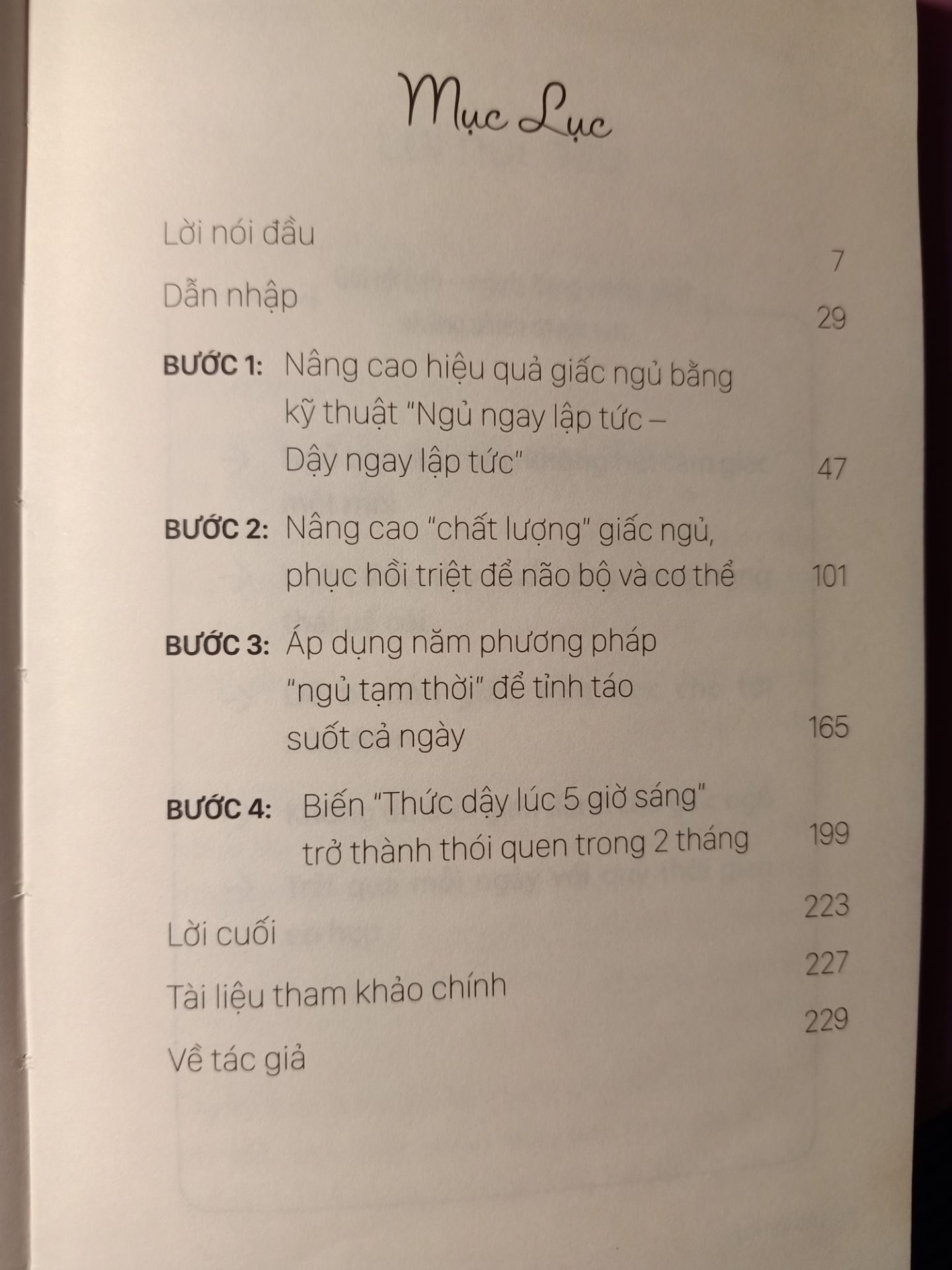 Tuy bìa sách có méo nhưng không sao quan trọng là giá trị sách đem lại, mới đọc xong quyển ngủ ít vẫn khoẻ rất hữu ích nên mua cho những ai muốn có nhiều thời gian hơn , còn có phương pháp ngủ ngắn để tỉnh táo
