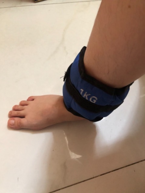 Chỉ có 1 quai gài chứ ko phải 2 quai như trên hình, các hạt bên trong đc may cố định chứ ko tháo ra thay đổi cân nặng đc. Tóm lại giá rẻ thì cũng ko đòi hòi gì nhiều. Đeo vào chân vẫn chắc chắn.