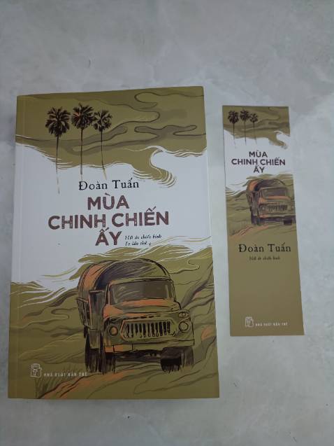 Hình thức sách từ bìa đến chất lượng giấy, in ấn đều rất tốt, mình còn được tặng 1 cái bookmark kèm theo sách nữa, nội dung sách thì mình chưa đọc. Tiki giao hàng nhanh, sách lần này của mình còn nguyên vẹn, không bị móp méo.