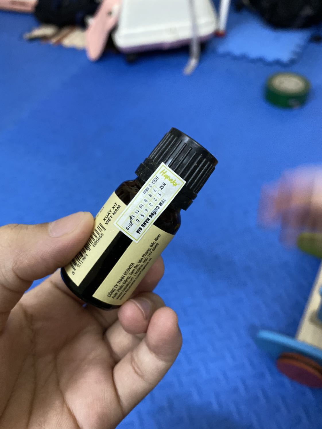 Tinh dầu cực chuẩn. Nhà mình có bé nhỏ nên rất thường xuyên mua tinh dầu tràm. Nhiều lần mua phải hàng kém chất lượng muỗi đốt bé quá trời

Sẽ ủng hộ shop thêm vì chất lượng tốt