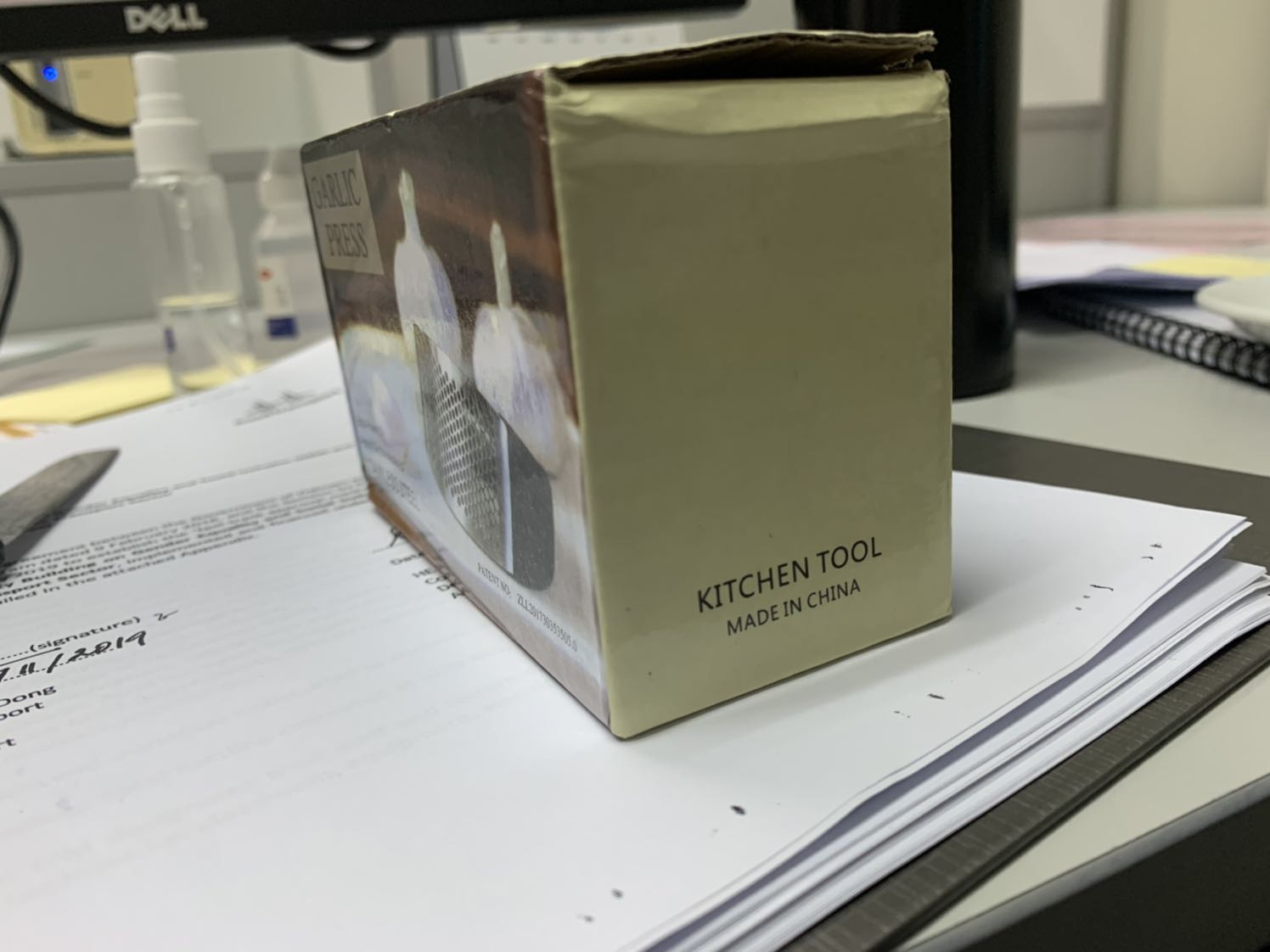 Sản phẩm quảng cáo trên hình có xuất xứ của hãng Leifheit (Đức) trong khi hàng nhận được xuất xứ Trung Quốc và ko hề có hình in nổi tên hãng trên sản phẩm như trong quảng cáo.