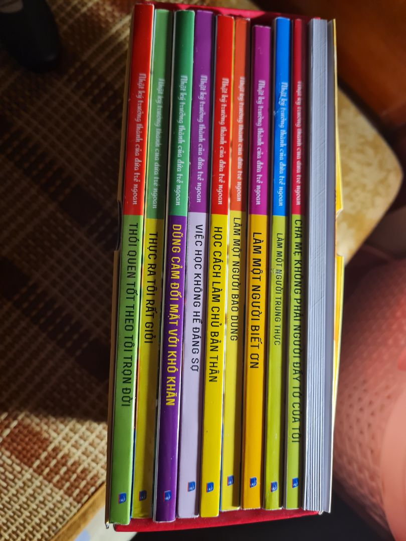 Bộ sách được in màu, chất lượng giấy tốt. Nội dung gồm những câu chuyện để rút ra bài học cho trẻ em.    Một số câu chuyện cổ tích, ngụ ngôn, hoặc về danh nhân khá hay và dễ hiểu. Tuy nhiên có 1 số câu chuyện điển cố lấy từ bên Trung quốc như kiểu đi đánh giặc, bày binh bố trận, ngôn ngữ xa lạ, gây khó hiểu cho trẻ em. Nói chung tạm chấp nhận được, chứ không quá xuất sắc.