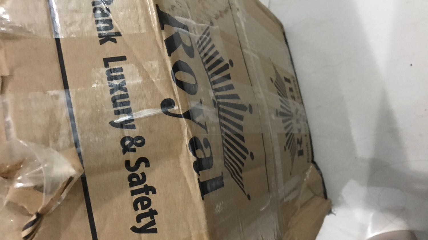 Sản phẩm ok, chất lượng tốt, đóng gói không bị trầy. Hai mũ của mình và anh người yêu đều vừa vặn, ôm sát đầu. Tuy nhiên mũ màu vàng của mình có vết bẩn nhỏ, cho 5 sao vậy.