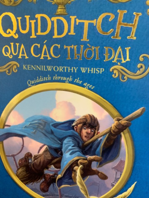 Harry Potter là bộ truyện đã quá nổi tiếng, có lẽ không ai là không biết bộ truyện này, kể cả những người chưa đọc cuốn sách này.

Tôi biết đến Harry Potter lần đầu tiên là hồi học cấp 2, lúc đó mỗi tuần NXB Trẻ cho ra 1 tập truyện rất mỏng và chỉ nhỏ bằng cuốn sổ tay. Hồi đó ngày nào tôi và các bạn cũng mong ngóng để được đọc tập mới. Tôi lớn lên và trưởng thành cùng cậu bé phù thủy và từng tập truyện. Sau này không phải chờ đợi từng tập truyện nhỏ của từng phần nữa, mà đã được đọc 1 lúc cả tập truyện luôn.