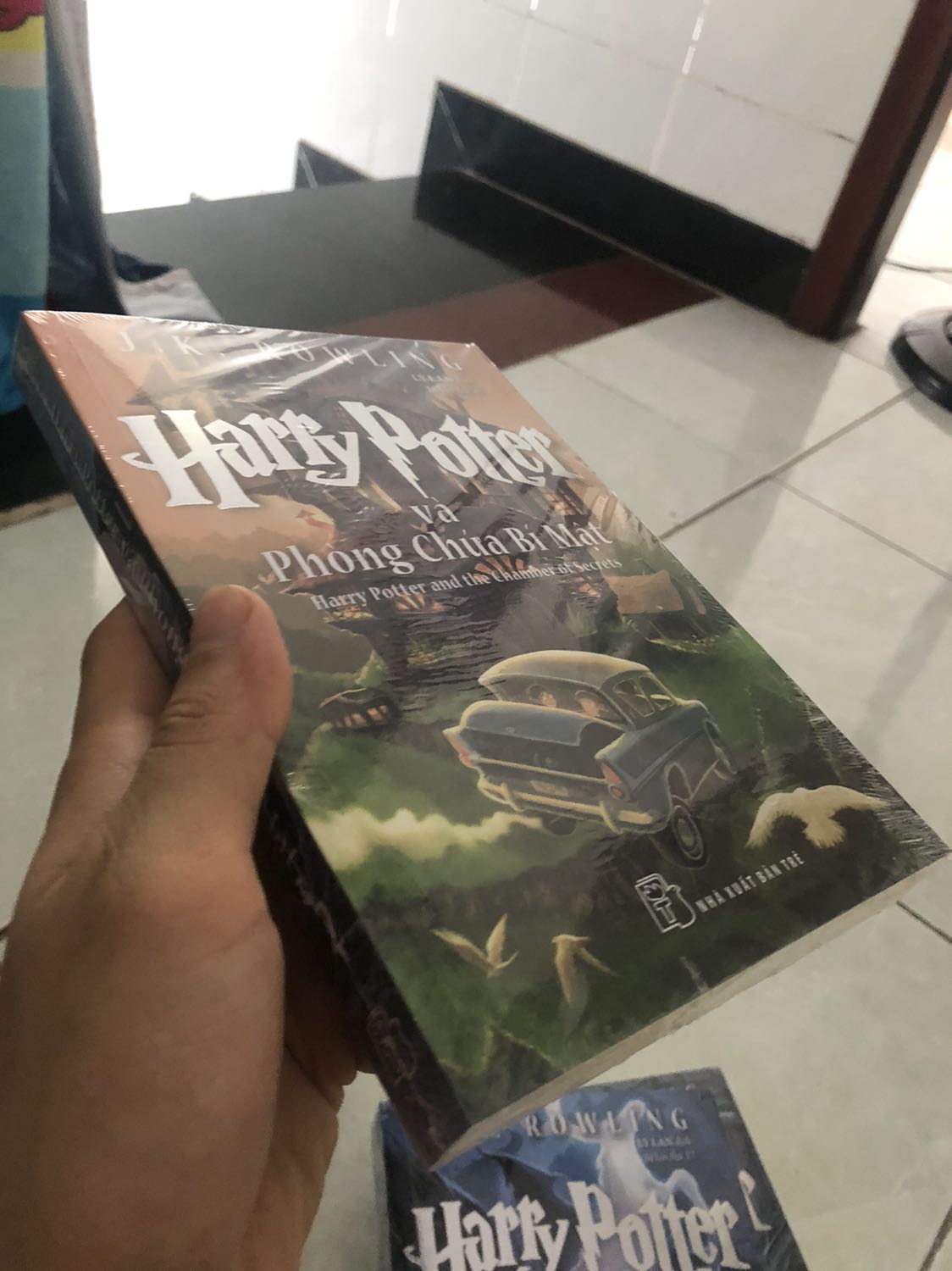 Cùng đứa em hùn vốn mua 4 cuốn này. 
May mắn là cuốn nào cũng mới tinh.
Mấy bữa nay chờ ship tới giờ lại phải chờ cho  đứa em đọc trước vì nó là cổ đông lớn.?