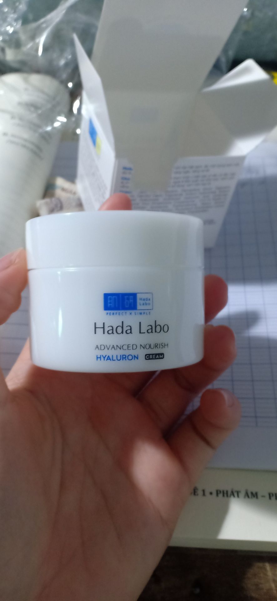 mới nhận hàng nè
hàng về đóng gói OK lắm luôn
chất kem thấm khá nhanh, mùi thì khá là hmmm.. chắc sản phẩm không cí chất tạo hương nên mùi nhẹ.
mới xài nên chưa review được sau sẽ quay lại đánh giá.