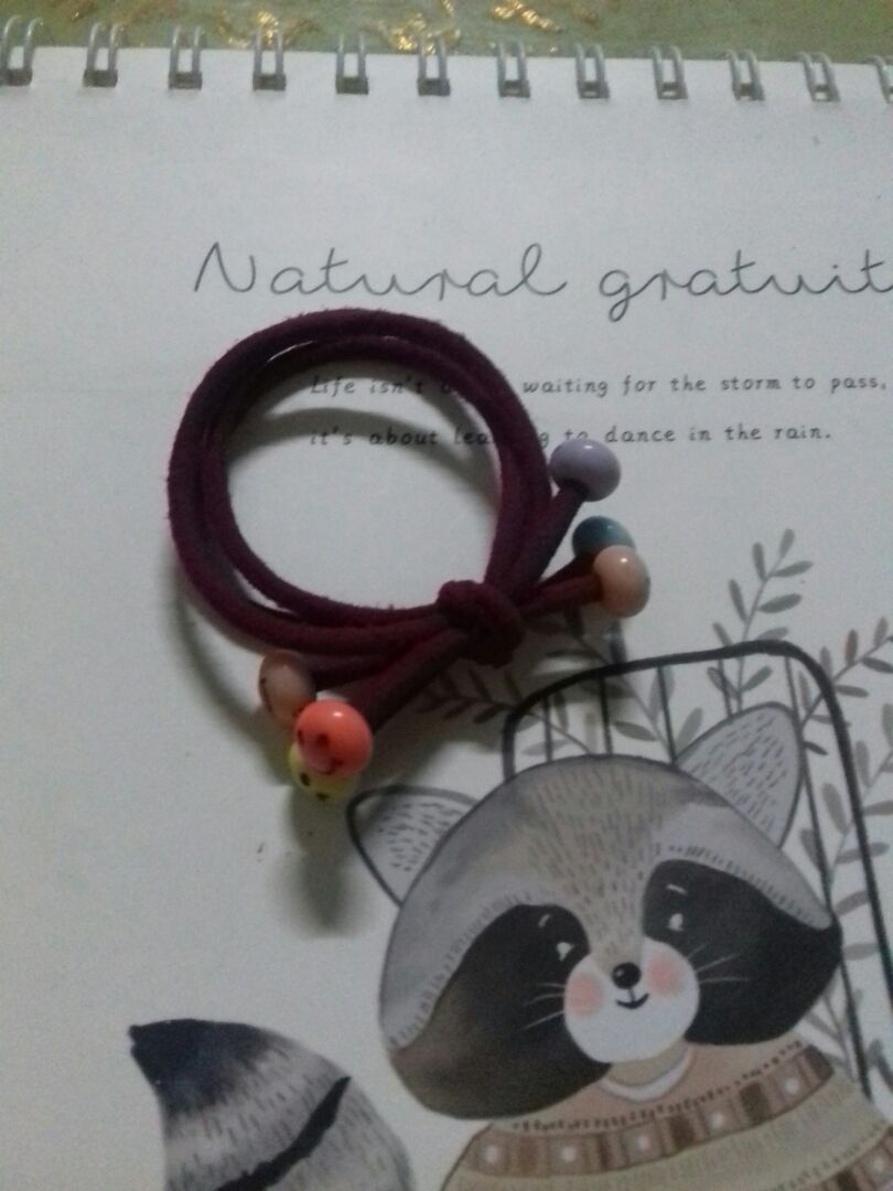 Đánh giá 3 sao mà nó nhảy 4 sao thôi để im. 1 dây mới mua không biết sao mình làm mất ... vô thanh vô tức. Nói chung không được lung linh như hình. Ghét cực kì vì hỏi có những màu gì mà shop cứ lảng tránh sao ấy. Cuối cùg thì mình bị màu tím =) Có 1 loại dây cột thêm nhiều kiểu rồi ra nhiều cái ấy. Cái này 45k là ổn. Bạn nào tò mò mua về thử mình không cấm (vì xài một bộ mỗi ngày 1 cái thấy thích =)) nhưng mình thấy mua một dây cột tóc 5-20k ngoài chợ (trên Tiki cũng bán loại 20k 25k nhưng chưa xài thử) thì ổn hơn!