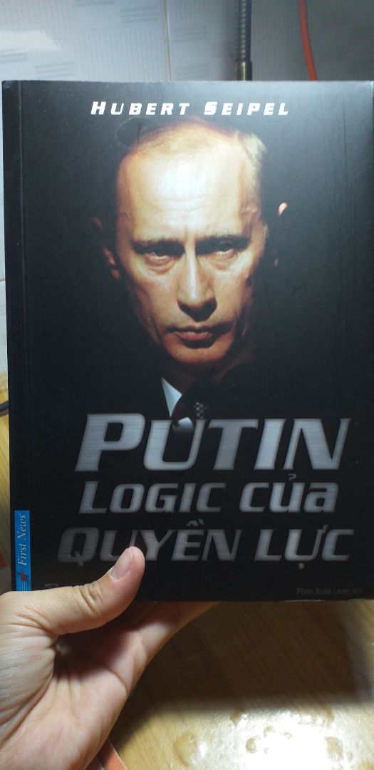 Mới nhận hàng, chưa biết nội dung sao nhưng nhìn cái bìa sách bị trầy hơi thất vọng.