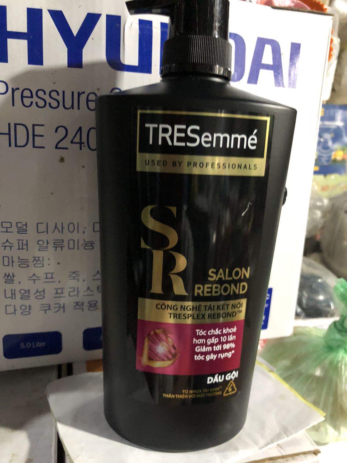 Đóng gói cẩn thận khác hẳn lần trước mình nhận được hàng. Chưa dùng thử dầu gội chưa biết có tốt như quảng cáo không, lần này ưng cái là đóng gói sản phẩm tốt