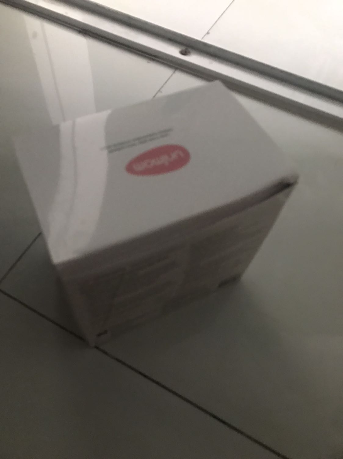 Túi trữ sữa k biết có chính hãng k mà sao mới mở hộp carton bên ngoài ra nó bung nắp hộp ra sẵn như vầy. Thường sẽ dán keo rất kĩ ở nắp hộp bên ngoài. Nói chung k ưng. K biết sử dụng đựng sữa cho bé có ổn k đây. Thất vọng!