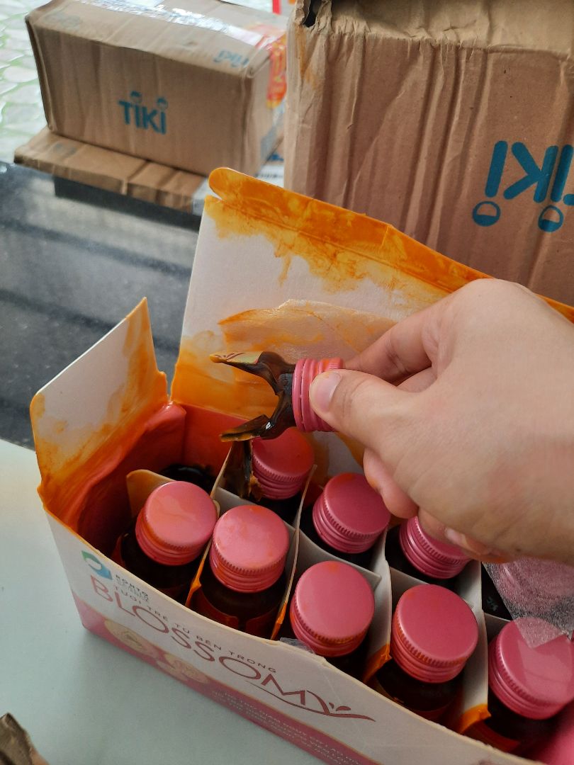 Đơn hàng của tôi mã TK931748327 bị vỡ mất 2 lọ, chảy ướt hết cả hộp sp. Đề nghị tiki giải quyết giúp tôi ạ.