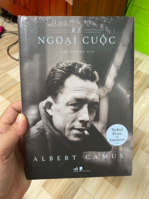 Muốn đọc được sách này thì nên tìm hiểu một chút về chủ nghĩa phi lý của triết học, một chút am hiểu về tâm lý học, tâm thần học để có thể hiểu sâu hơn. Thấy là nhức nhức cái đầu ròii á 🌝🫠