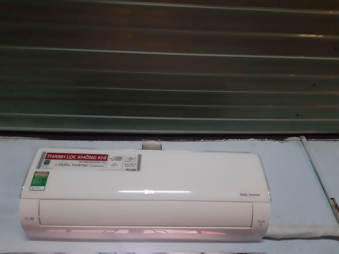 Máy xài khá ok, tiết kiệm điện, tuy nhiên bạn nào mua máy này lúc lắp đặt nhớ nói thợ hút chân không.
Nhà mình mua lúc đầu thợ không hút chân không nên máy ko làm lạnh sâu,   sau đó thợ quay lại hút chân không thì xài ok rùi.