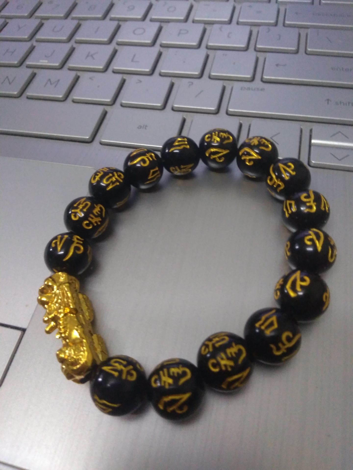 vòng tay thiết kế tạm được. tuy k xác định đc thuộc tính đá. tỳ hưu thì khả năng làm từ nhựa cứng làm đồ chơi thì đc. ( có lẽ mình nên tháo lun tỳ hưu đeo cảm giác okie hơn ) nhìn tỳ hưu xấu( có nứt dưới) nên đánh giá 3/5 thôi.