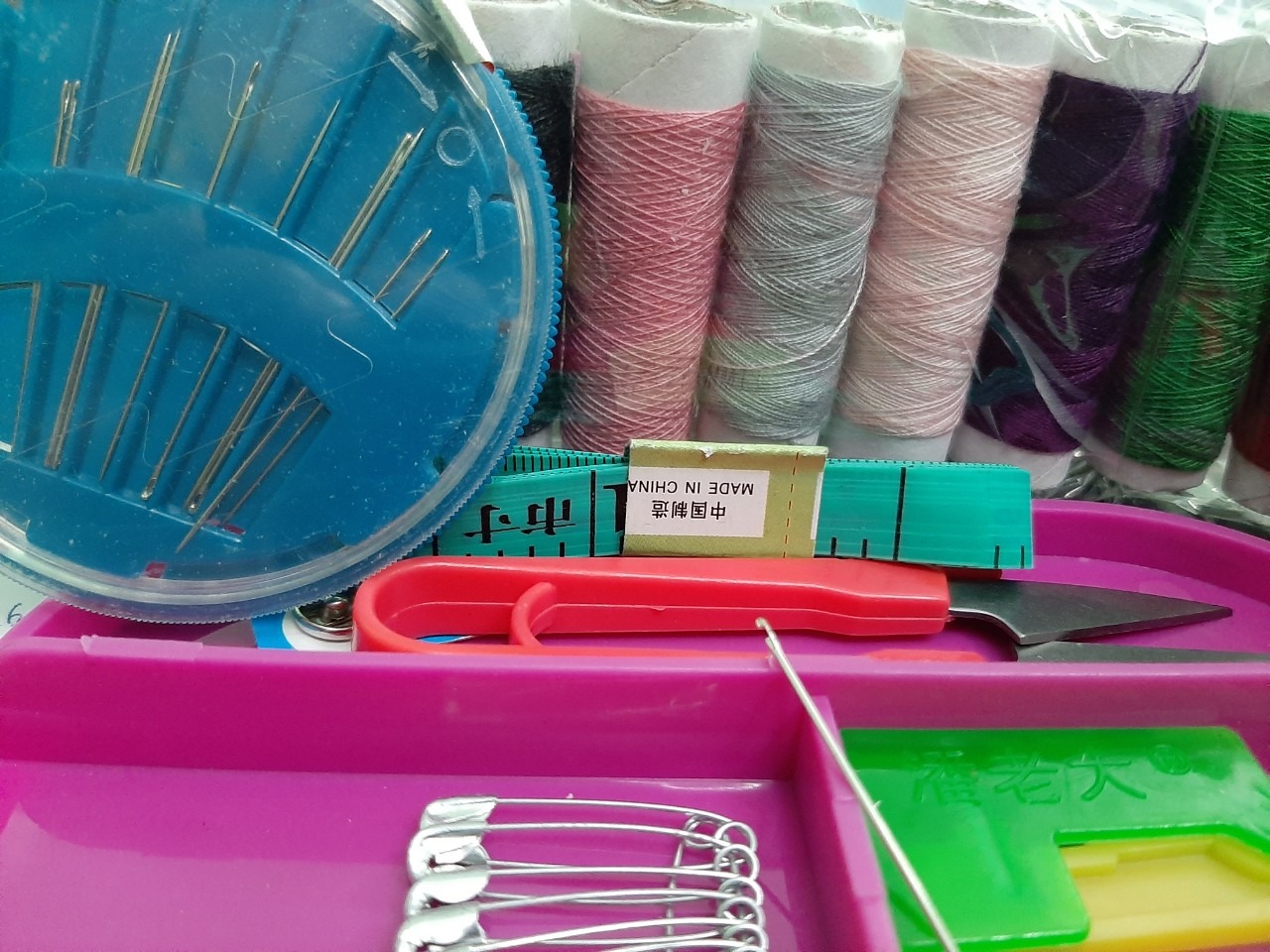 Chất lượng kém k thể diễn tả nỗi luôn.
- Tất cả các cuộn chỉ được 1 lớp chỉ mỏng tanh,
- Kim thì cây có lỗ , cây thì mất lỗ.
- Kéo trong hình thì chắc chắn mà giao hàng thì như kéo đồ chơi con nít
Thất vọng thật sự! Cho 1 sao mà vẫn tiếc cái sao của mình