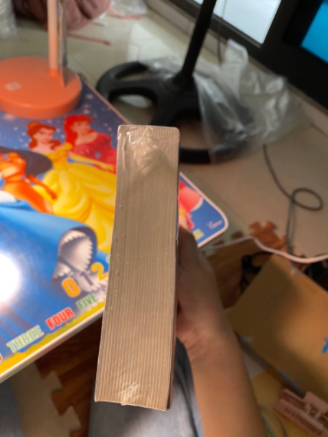 Quyển mới nên hình như Nhã Nam vẫn còn bọc seal cho em nó 🥲 chứ mấy quyển kia thảm khỏi bàn, bìa xước tùm lum
Nội dung hay khỏi bàn, buồn cái là tên nhân vật Một Vạn Ba khác so với bản onl. Đọc Một Vạn Ba quen rồi giờ thành Mười Ba Nghìn cứ lạ lạ thế nào