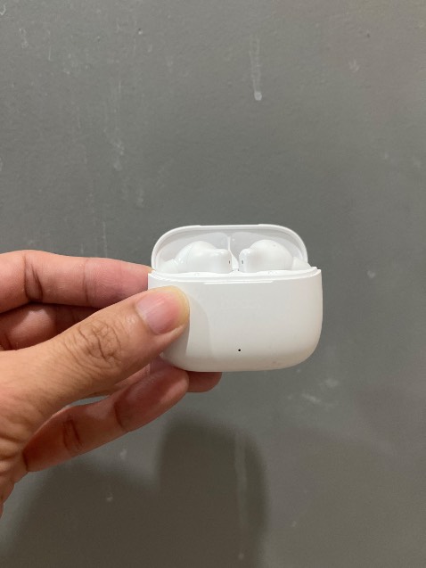 Với tầm giá 300k thì nghe ok nhưng phần kết nối và mic để gọi điện thì lỏ lắm. Nếu bạn kết nối với máy tính muốn chuyển qua thiêta bị khác phải ngắt thủ công rồi mới kết nối được. Còn mic thì khá nhỏ, k thể gọi nc được. Dùng nghe nhạc thì ok, pin cũng khá trâu.