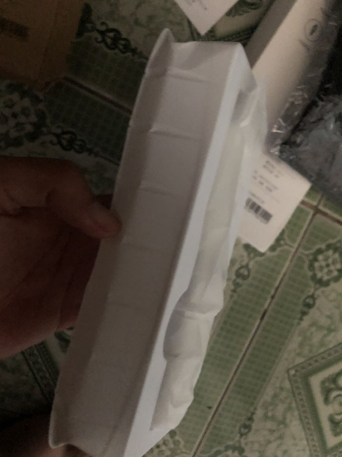 Hàng vận chuyển bị móp méo quá, may mà sản phẩm không sao.
Nhưng bạn Shipper có thái độ không tốt cho lắm. Dù biết mùa dịch khó khăn nhưng cách nc với khách hàng hơi bị trịch thượng.
Mất 2 sao vì shipper và vận chuyển.