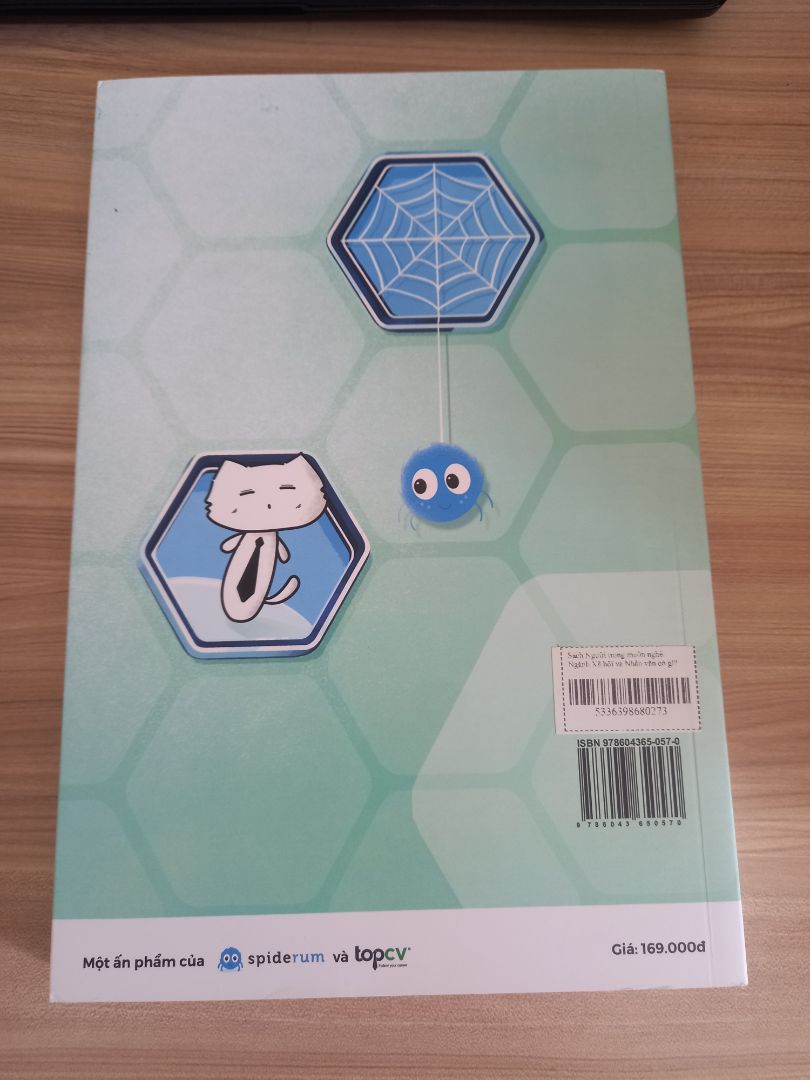 bìa sách rất đẹp ạ, sách dày, chất lượng, mình đọc sơ mục lục thấy rất đỉnh luôn. mong là sẽ hoàn thành ẻm sớm ^^
