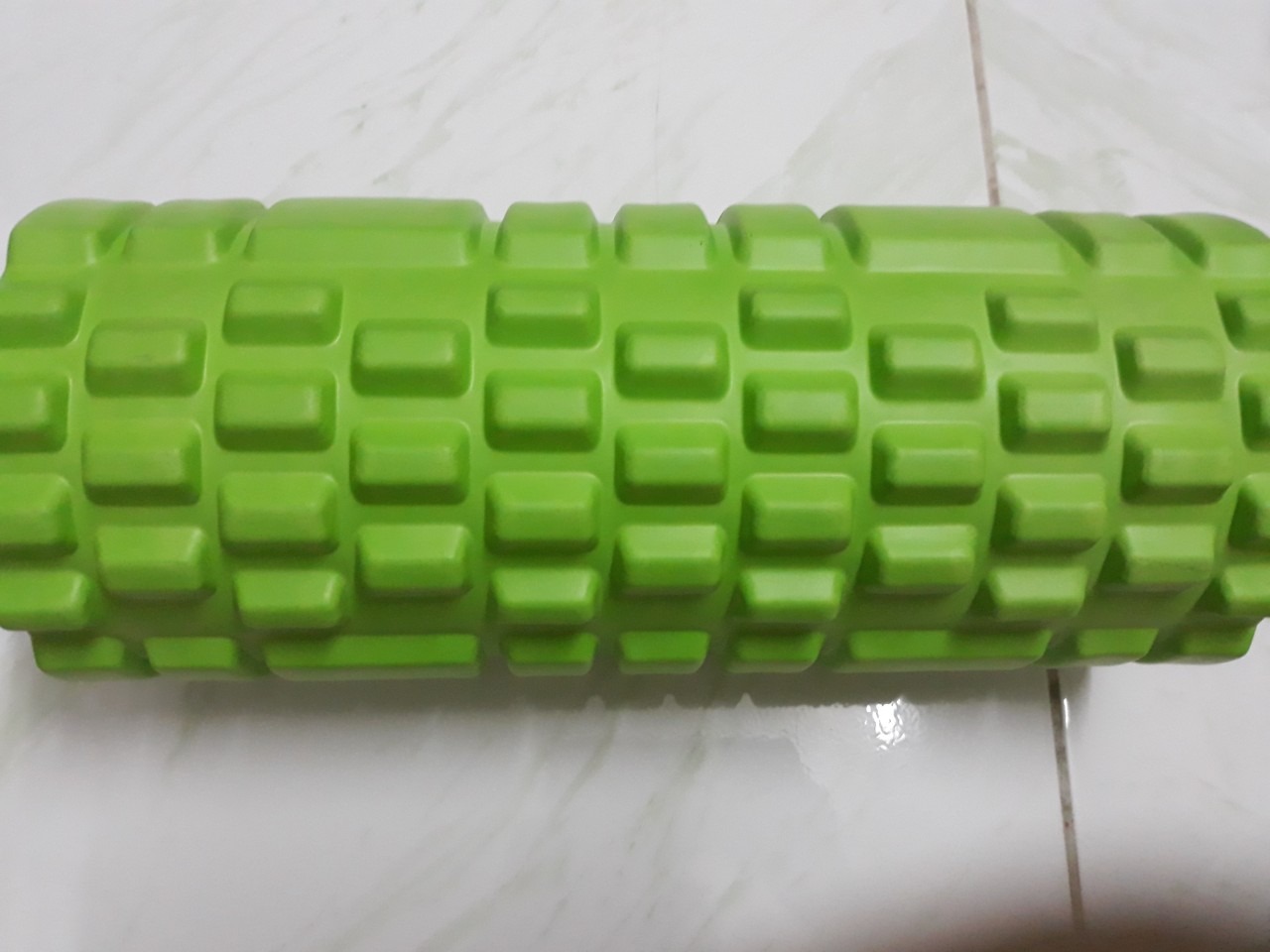 Giao hàng rất nhanh mặc dù đang trong mùa dịch. Đóng gói không kỹ lắm, chỉ có 1 lớp giấy kiếng bao bên ngoài, vận chuyển nhiều thì bị rách góc. Mình dùng để lăn bắp chân, mới tập nên chưa thấy hiệu quả gì nhiều.