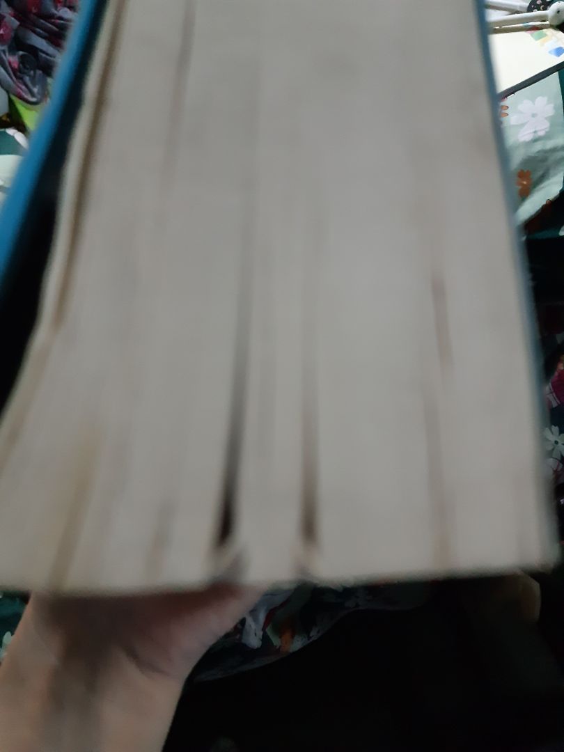 Sách  giảm  giá  rẻ  nhưng  bị  đen,  gấp  mép góc,  và  bìa  nhăn nhúm và  gãy  gập.  Làm  mất  giá  trị  cuốn  sách.  Tiki làm mình  cảm  thấy  do dự  khi đặt mua những  đơn  hàng  sâu. Không phải  ai  cũng  có  thời  gian để đòi  đổi  sách  tới  lui đâu