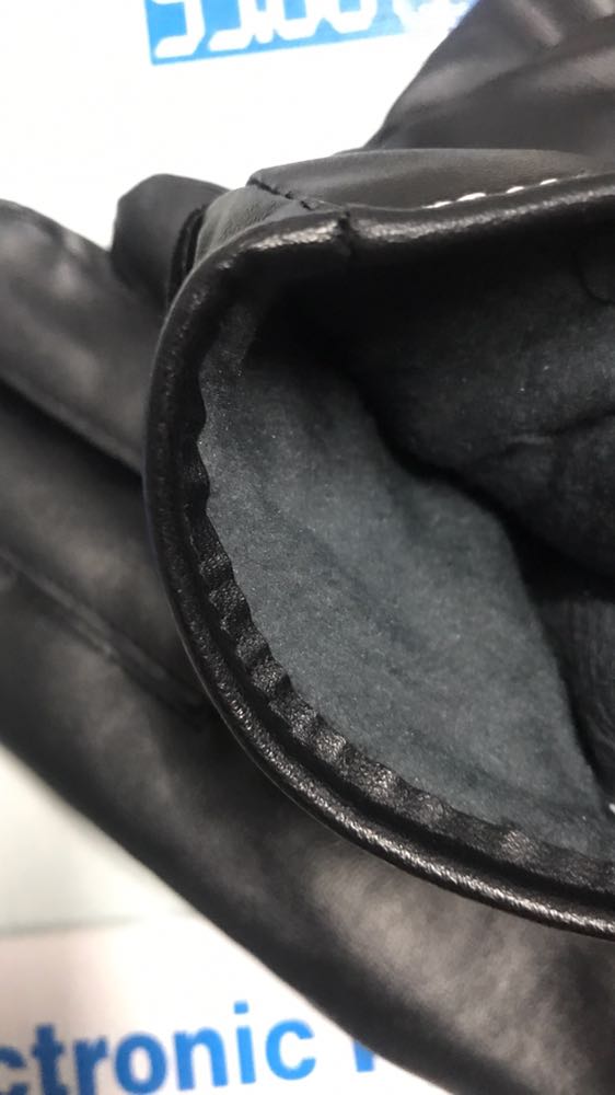 Găng tay mềm, co giãn tốt, đường may tỉ mỉ chắc chắn. Lớp da bóng đẹp mềm mại nữa. Lớp lót nỉ lông ở bên trong khi đeo cho cảm giác dễ vừa tay và dễ chịu. Shop giao hàng nhanh hai ngày là lấy được sản phẩm rồi. Uy tín, ủng hộ shop