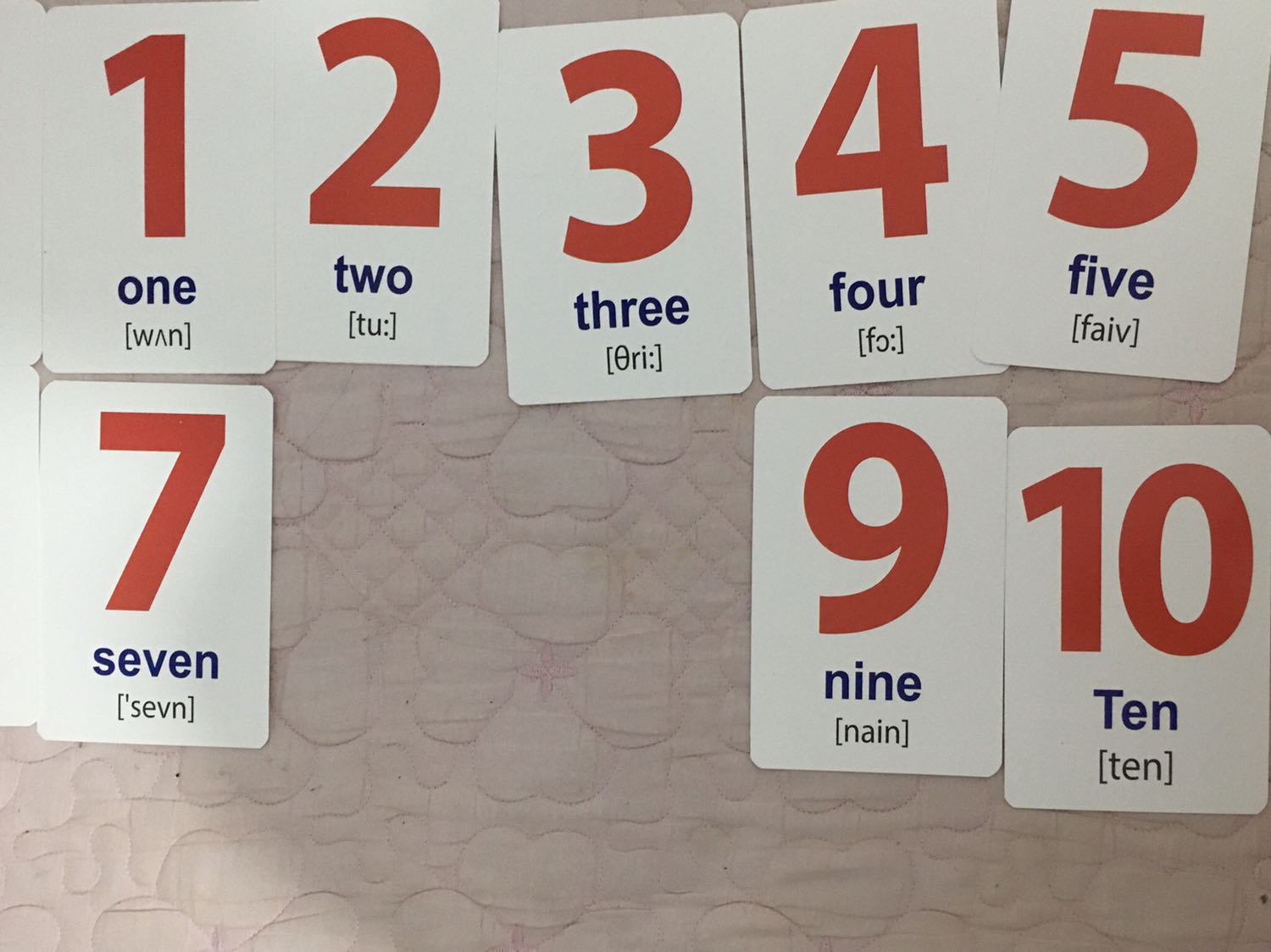 Thẻ cứng cáp, hình ảnh in khá rõ nét. Tuy nhiên chủ đề gia đình mình thấy khá trừu tượng, xong lại minh hoạ bằng hình hoạt hình các bộ phận cơ thể. Bé nhỏ ko thể hình dung ra được.
Bộ thẻ số in bị thiếu số 8 và bị thừa 1 số thẻ trắng.
Nói chung với giá tiền thì tạm chấp nhận được.