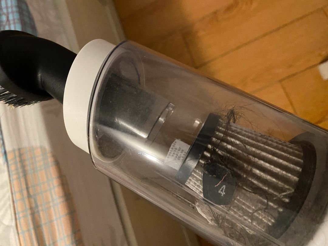 Quá tuyệt vời!. Máy có lực hút mạnh, sử dụng đa năng, mình hút tại phòng mà được không biết bao nhiêu là bụi bẩn, hút được cả chăn, đệm nên cảm thấy rất sạch sẽ yên tâm tốt cho sức khỏe bản thân mình. Máy tiện dụng ở chỗ hút được bụi lớn, bụi mịn sạch sẽ mà chổi chít không bao giờ làm sạch được, chổi thì quét chỗ này bụi bẩn và tóc lại bay chỗ khác. Mình rất khó tính khi mua hàng online, nhưng khi mua tại shop Chính hãng OFFICIAL thấy hàng hóa rất yên tâm nên từ khi dùng con này tôi rất là khoái. Hơn nữa, máy có trọng lượng nhẹ giúp giảm tải sức lao động, nhất là cho phụ nữ. Tóm lại là tôi Cực kỳ hài lòng nên cho shop 5 Sao nha.