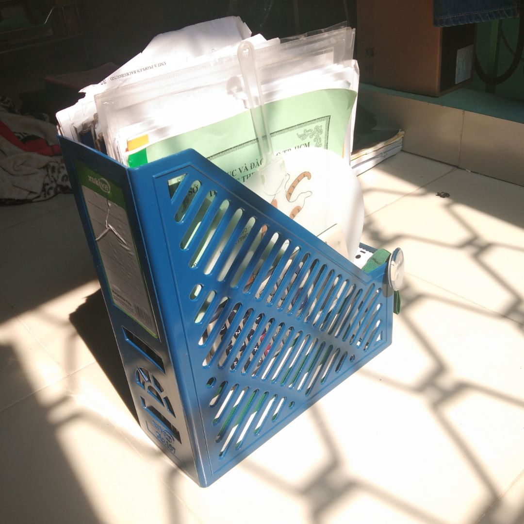 Tiki giao hàng có tâm thiệt sự haha! Một chiếc kệ rổ bé thôi cùng một cuốn truyện tranh, Tiki cho mình cái thùng gần gấp đôi em nhỏ! Làm mình hết hồn vì tưởng nó sẽ bự chà bứ luôn! Ai dè em vẫn nhỏ xinh, đúng yêu cầu ban đầu của mình hihi. Kệ làm bằng nhựa, nhưng khá chắc chắn, không dẹo qua dẹo lại khi mình di chuyển ẻm từ góc phòng ra gần cửa sổ chụp hình =) Lần mua hàng này không làm mình thất vọng tý nào!