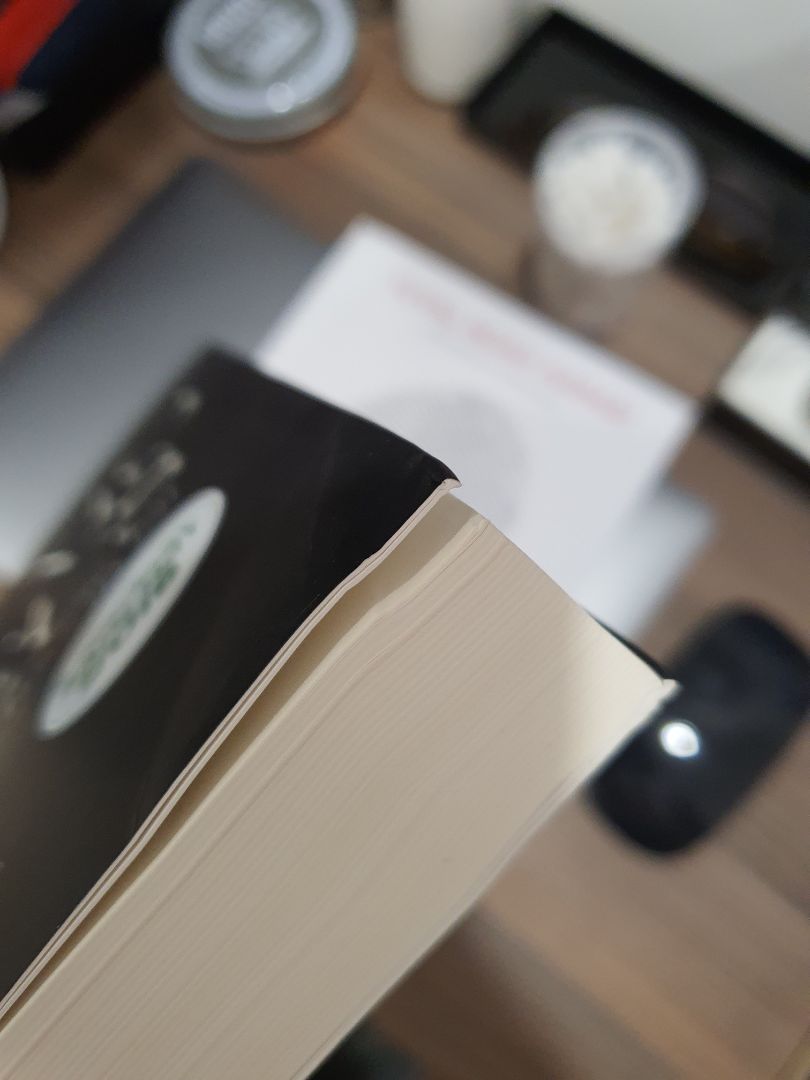 sách bị cấn móp, dính keo...không ảnh hưởng nội dung nhưng mình quý sách, nhìn vầy khó chịu, mình mua mới chứ phải sách cũ đâu.