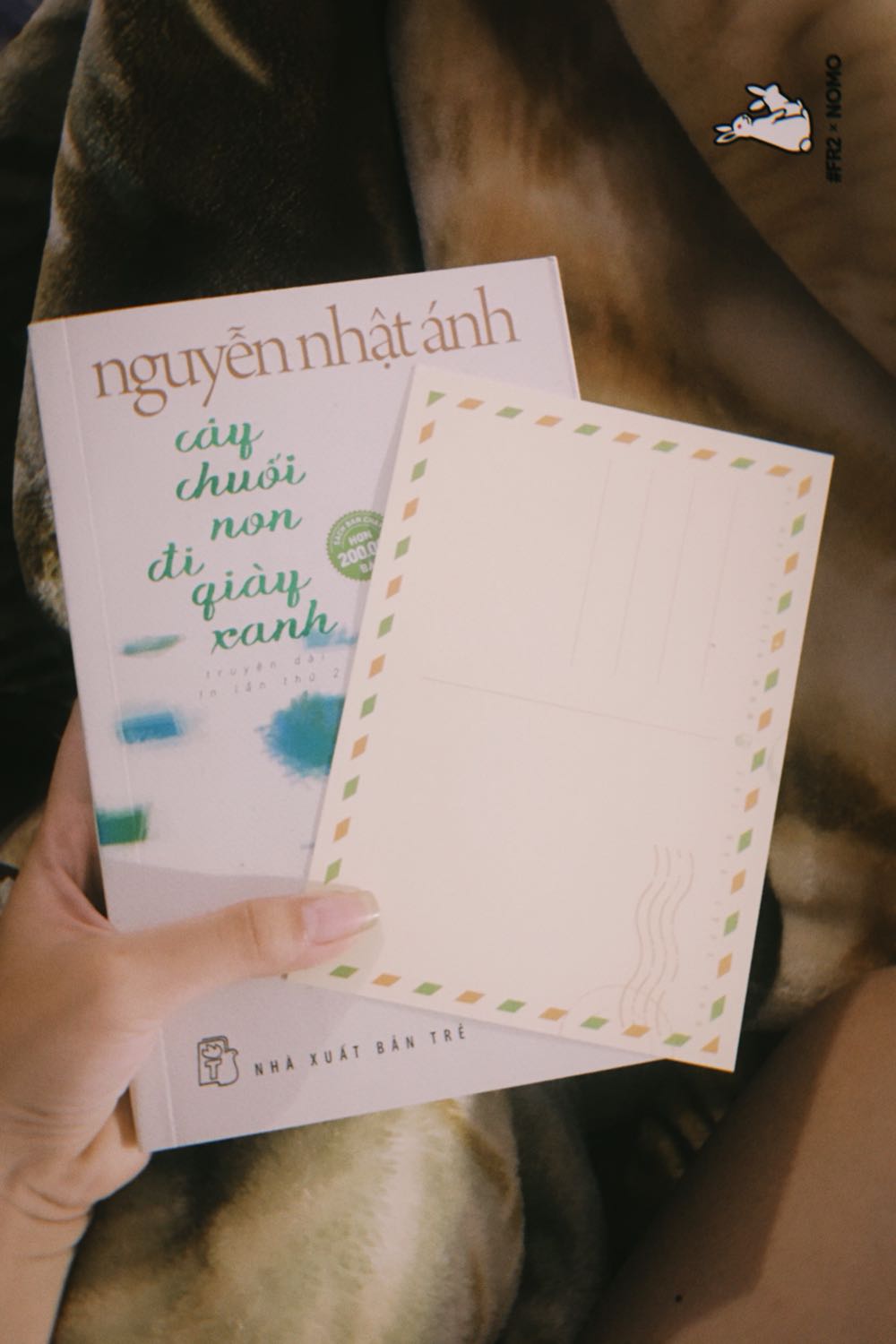 Mình rất thích sách của bác Ánh, mang đậm hương vị của tuổi thơ đen xen vào đó là những câu chuyện hài hước, dễ thương, có chút đáng yêu tuổi học trò. Tiki giao hàng rất nhanh, đúng hẹn. Sách mới có màng co bao bọc nên không bị rách và cong. Cảm ơn Tiki và những bạn đang đọc đánh giá của mình. Đây thật sự là 1 cuốn sách nên mua. Mình nghĩ mọi người nên có cuốn này trên giá sách của mình ❤️