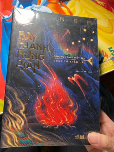 Quyển mới nên hình như Nhã Nam vẫn còn bọc seal cho em nó 🥲 chứ mấy quyển kia thảm khỏi bàn, bìa xước tùm lum
Nội dung hay khỏi bàn, buồn cái là tên nhân vật Một Vạn Ba khác so với bản onl. Đọc Một Vạn Ba quen rồi giờ thành Mười Ba Nghìn cứ lạ lạ thế nào